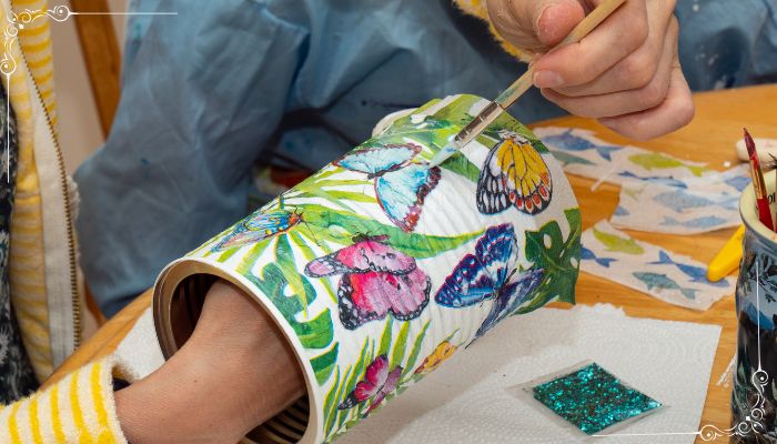 Pessoa fazendo pintura em lata