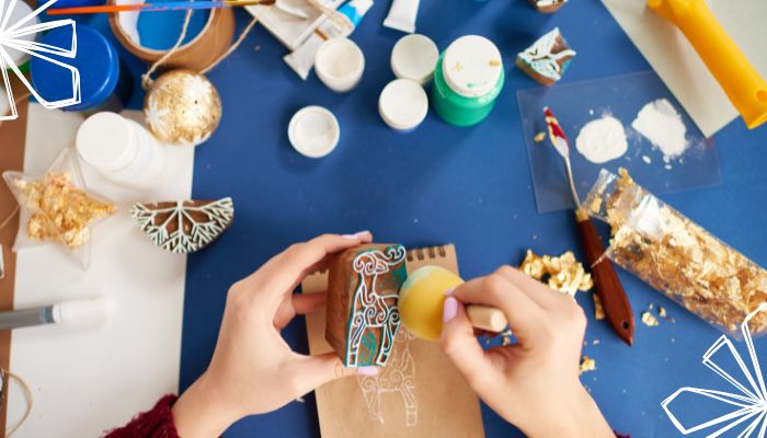 Pessoa fazendo arte em argila